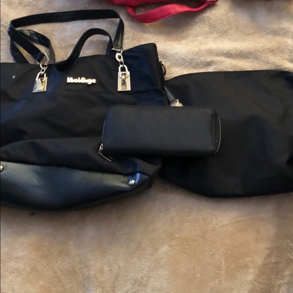 1 purse, 1 access. bag, 1 wallet and 1 coin pouch